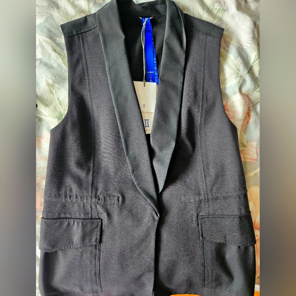 NWT. Kit and Ace, Size 6, Black vest